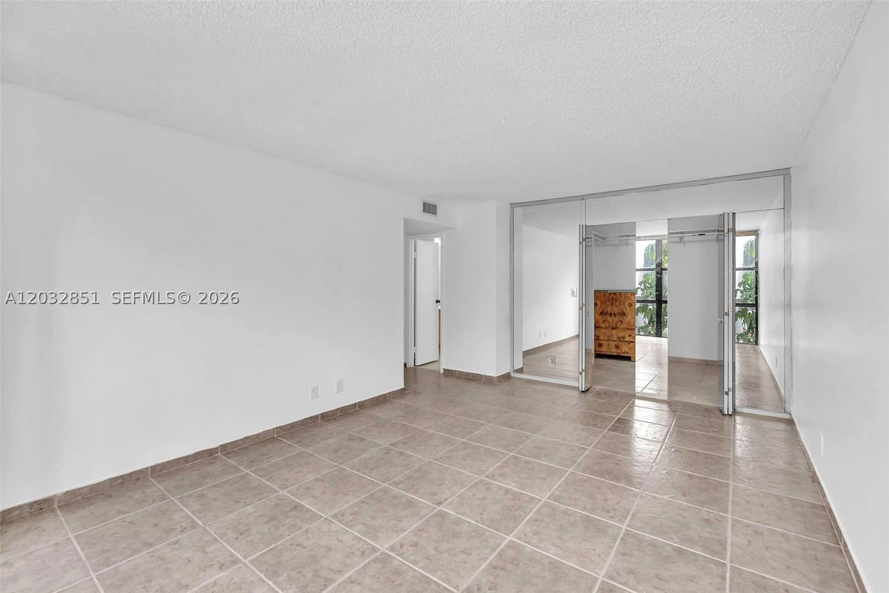 Real estate property located at 1000 Parkview Dr #229, Broward, Oceanview Park Condo, Hallandale Beach, FL