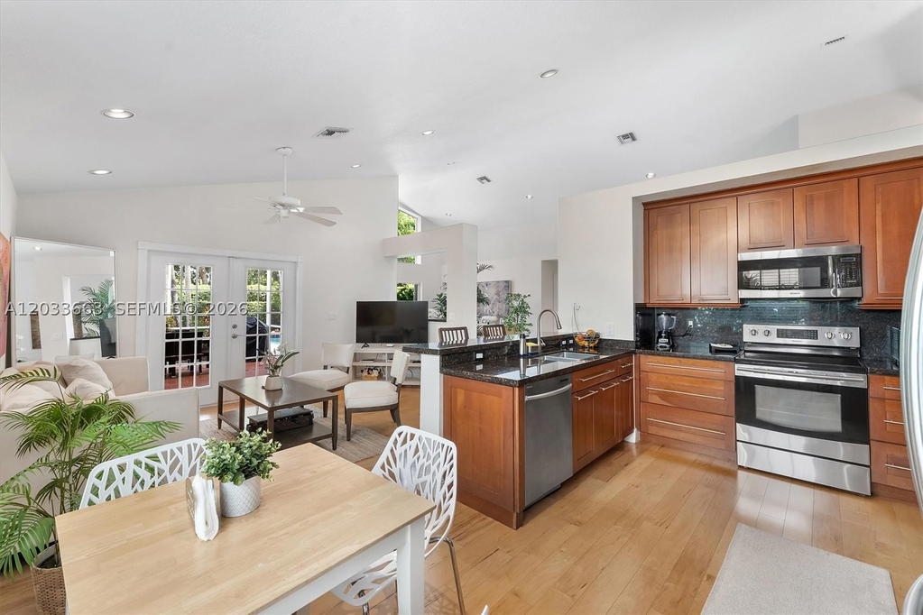 Real estate property located at 2013 Island Cir, Broward, Country Isles Cove, Weston, FL