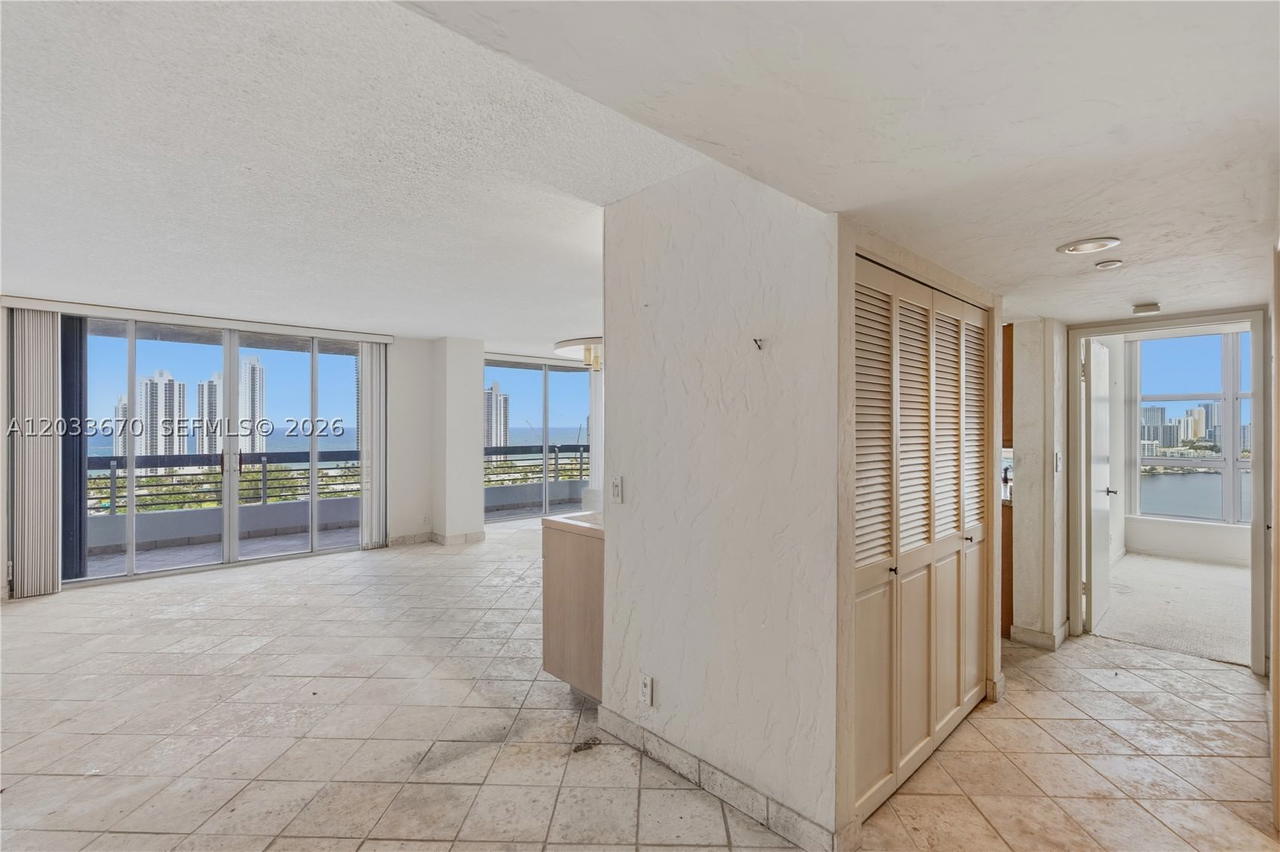 Real estate property located at 19195 36th Ct #2410, Miami-dade, Mystic Pointe Condo No Tw, Aventura, FL
