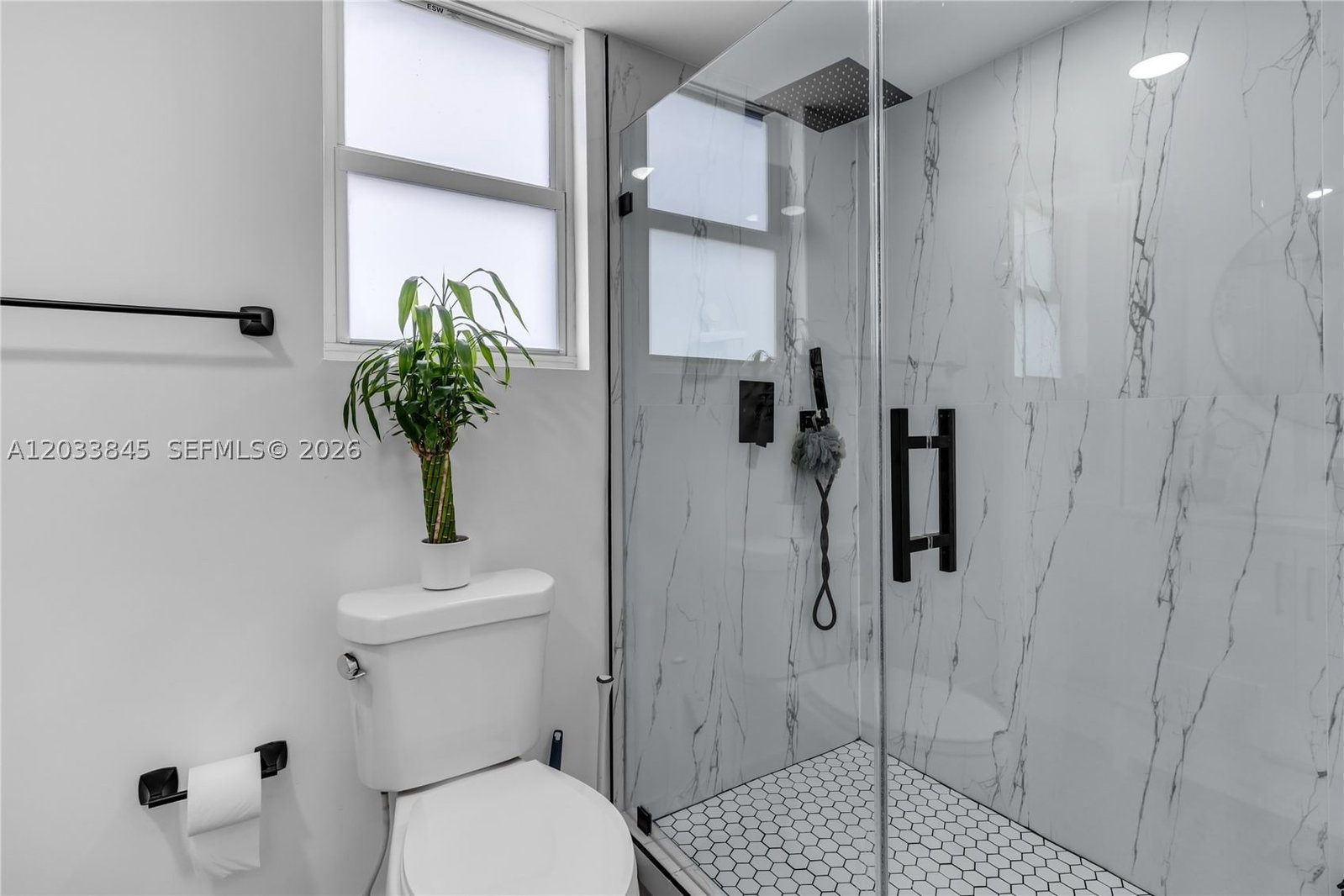 Real estate property located at 979 126th Path, Miami-dade, Lake Pointe Sec 4, Miami, FL