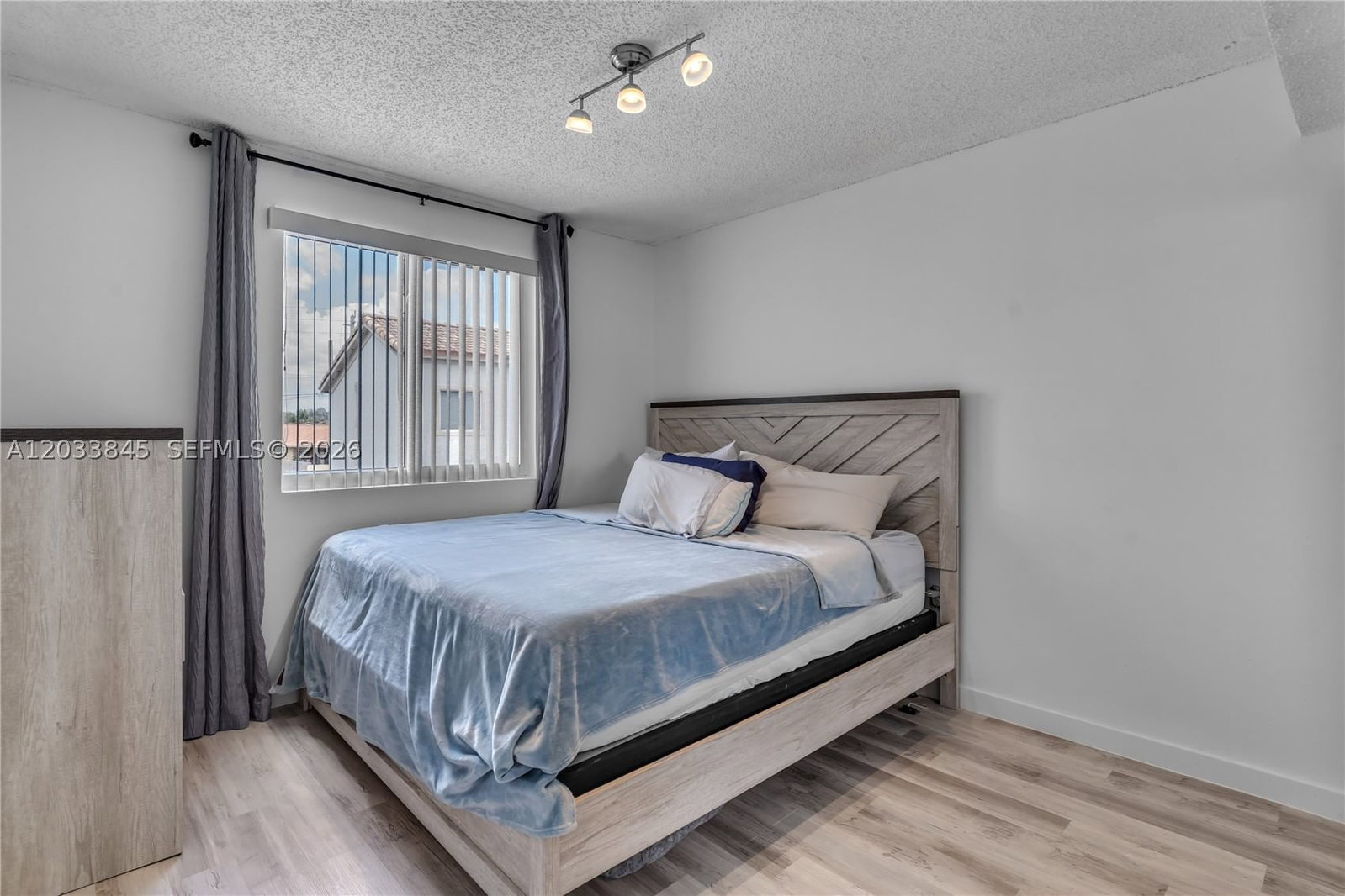 Real estate property located at 979 126th Path, Miami-dade, Lake Pointe Sec 4, Miami, FL