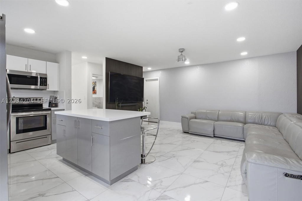 Real estate property located at 7315 158th Ave, Miami-dade, Weitzer Lago Mar Homes, Miami, FL