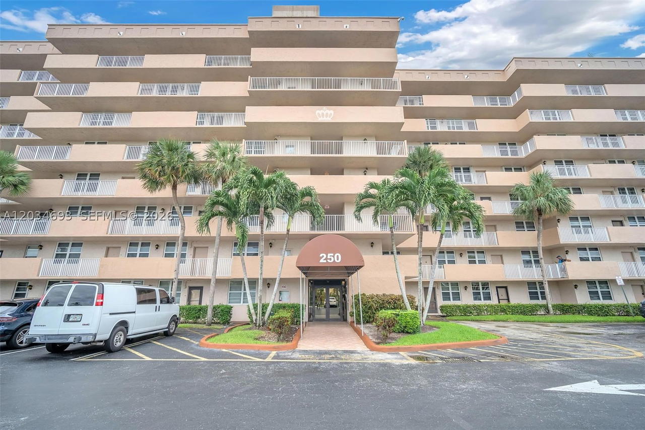 Real estate property located at 250 Jacaranda Dr #704, Broward, Coronado At Jacaranda Pha, Plantation, FL