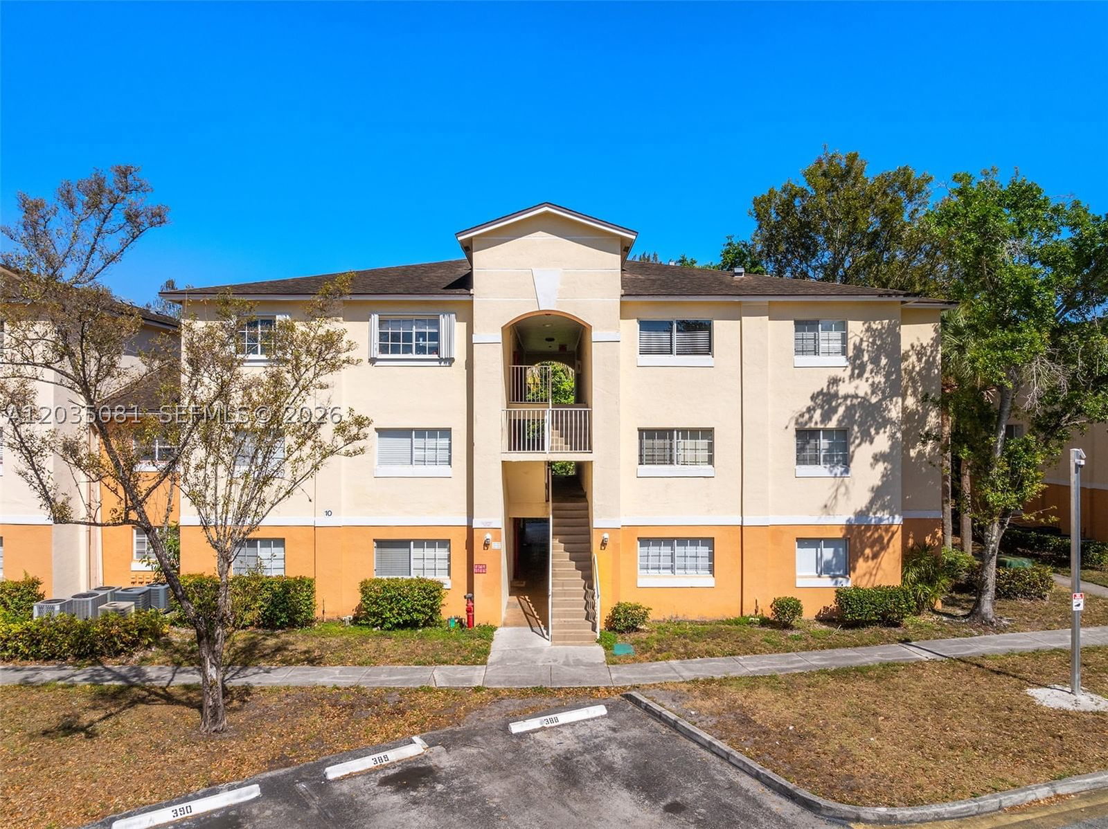 Real estate property located at 3700 56th Ave #1012, Broward, Lakewood At Emerald Hills, Hollywood, FL