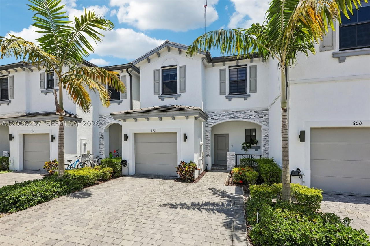 Real estate property located at 592 203rd Ter, Miami-dade, Vista Lago, Miami Gardens, FL