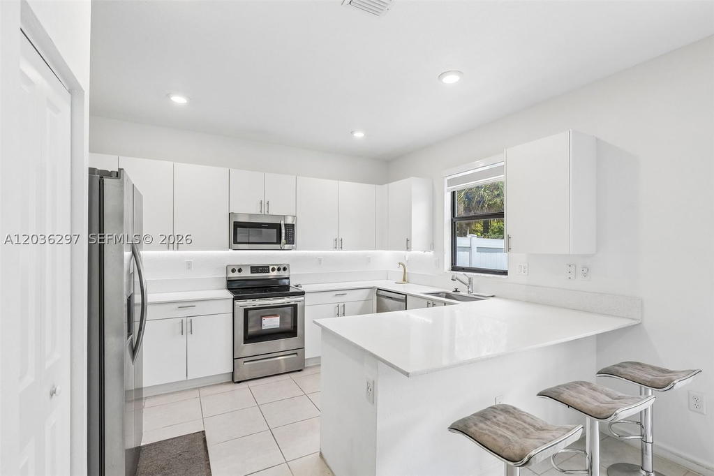 Real estate property located at 592 203rd Ter, Miami-dade, Vista Lago, Miami Gardens, FL
