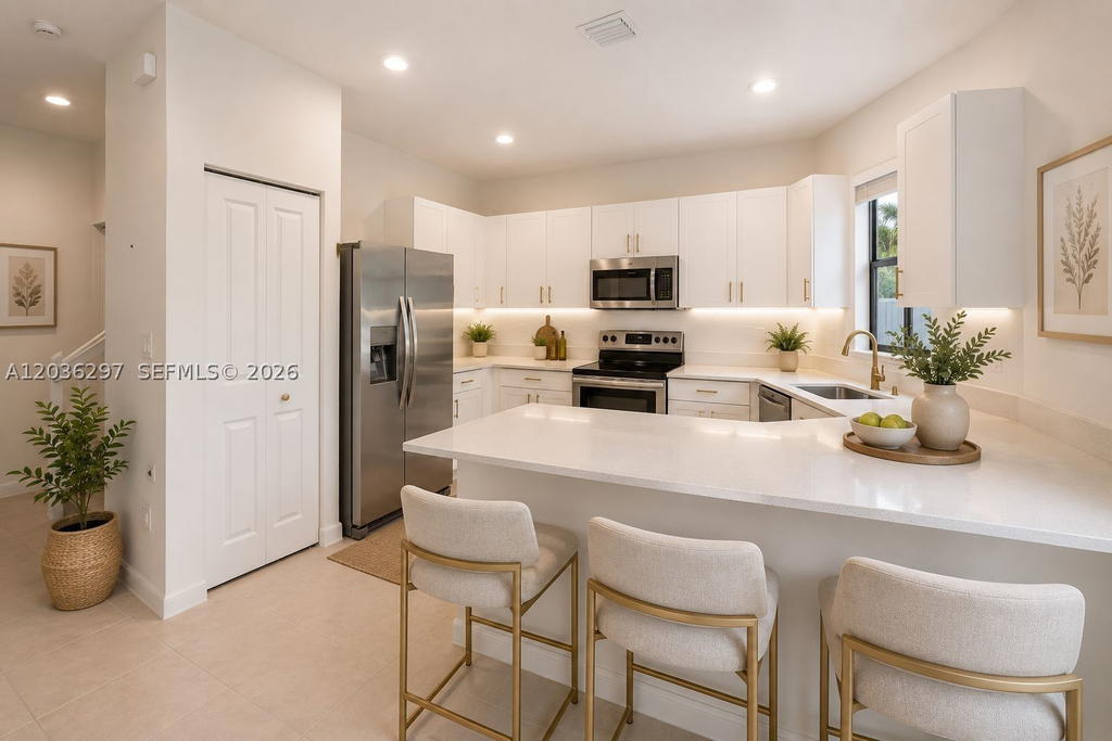 Real estate property located at 592 203rd Ter, Miami-dade, Vista Lago, Miami Gardens, FL