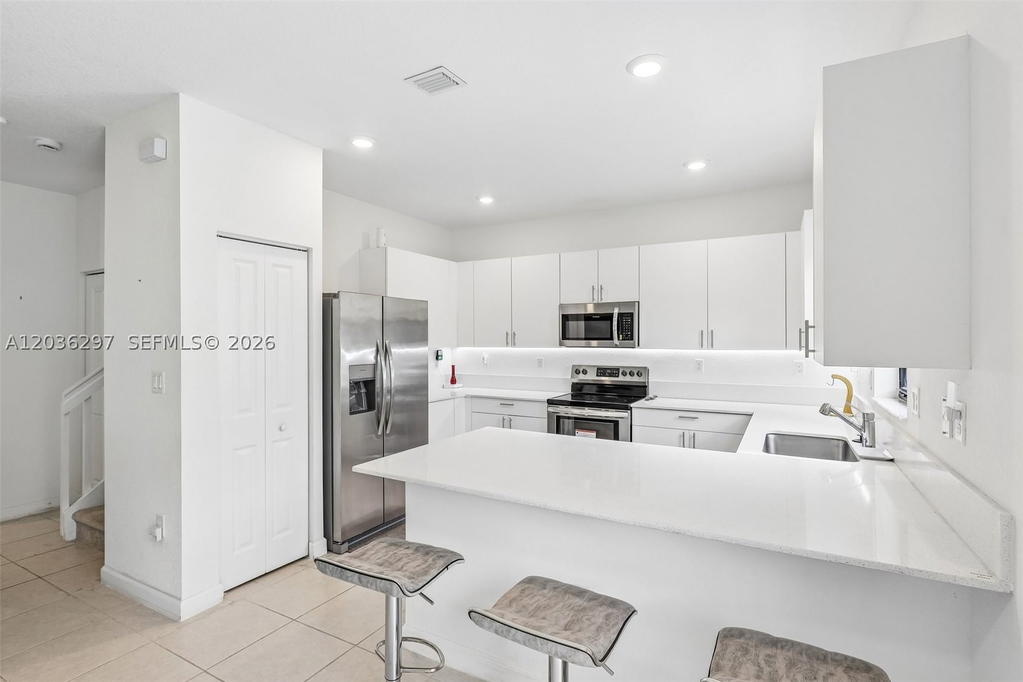 Real estate property located at 592 203rd Ter, Miami-dade, Vista Lago, Miami Gardens, FL