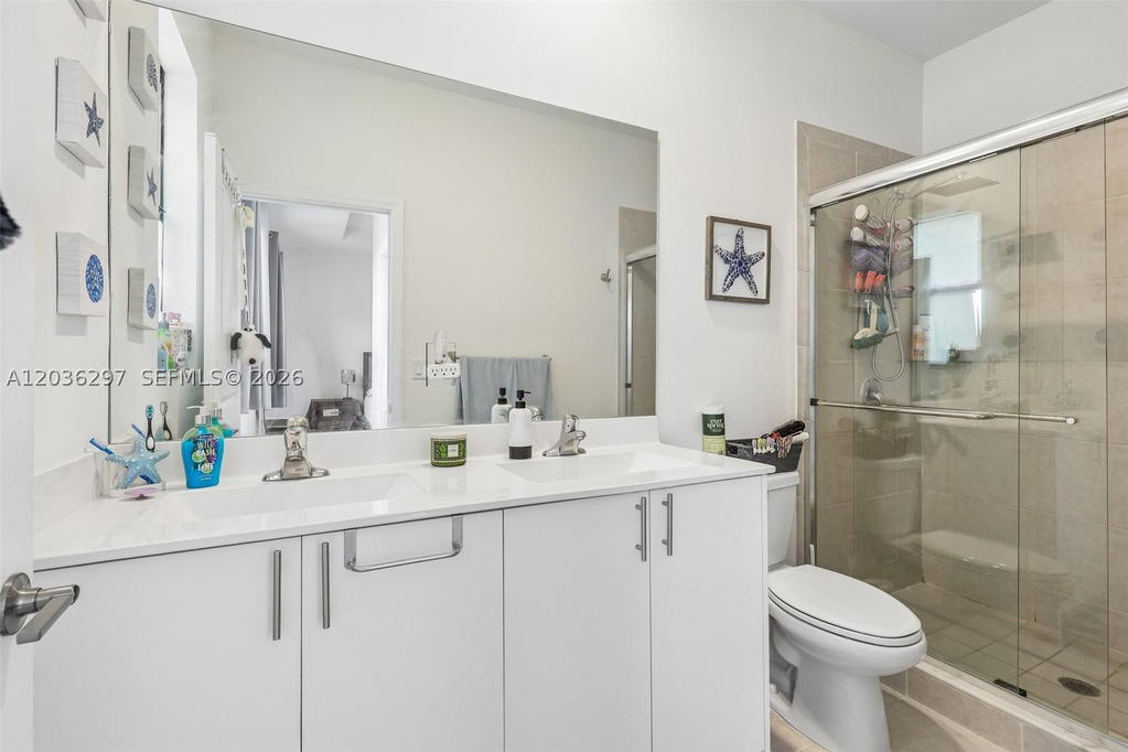 Real estate property located at 592 203rd Ter, Miami-dade, Vista Lago, Miami Gardens, FL