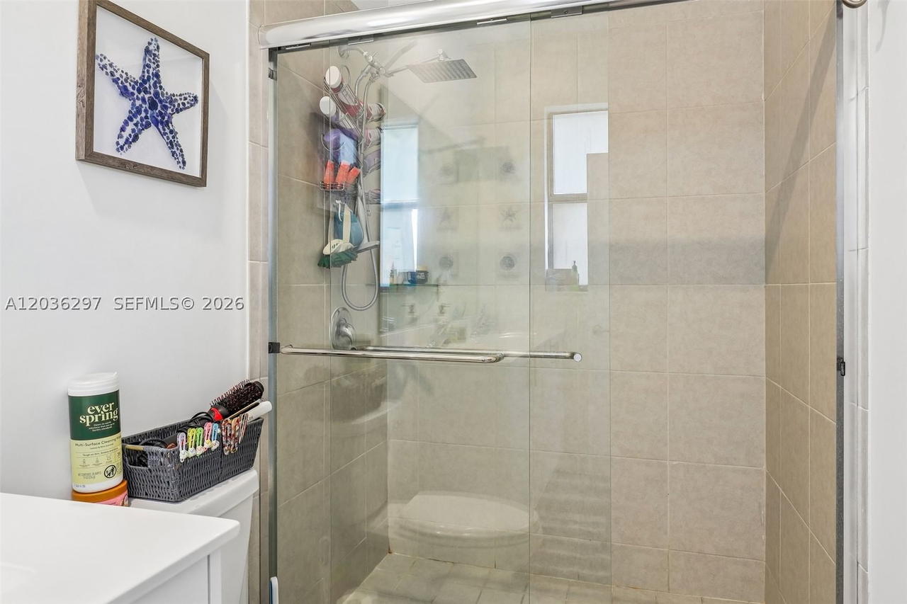 Real estate property located at 592 203rd Ter, Miami-dade, Vista Lago, Miami Gardens, FL