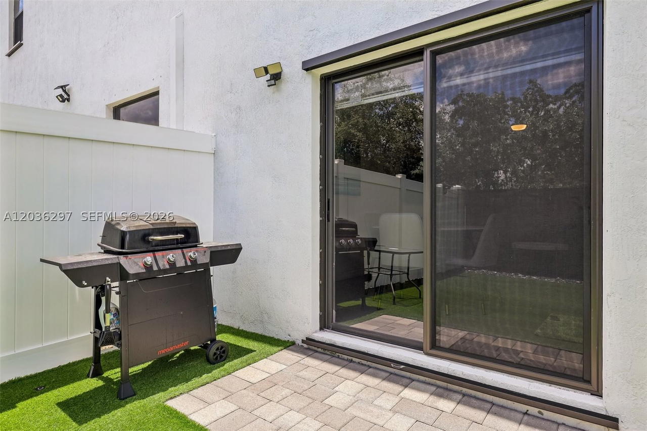 Real estate property located at 592 203rd Ter, Miami-dade, Vista Lago, Miami Gardens, FL