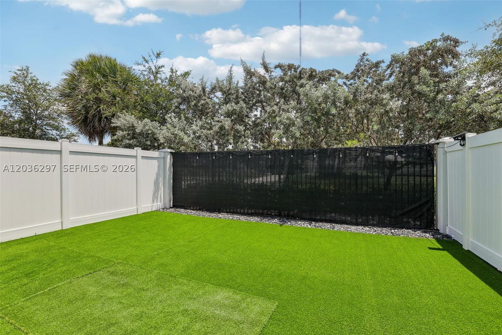 Real estate property located at 592 203rd Ter, Miami-dade, Vista Lago, Miami Gardens, FL