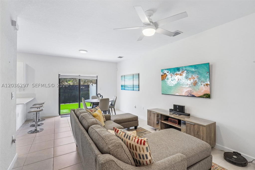 Real estate property located at 592 203rd Ter, Miami-dade, Vista Lago, Miami Gardens, FL