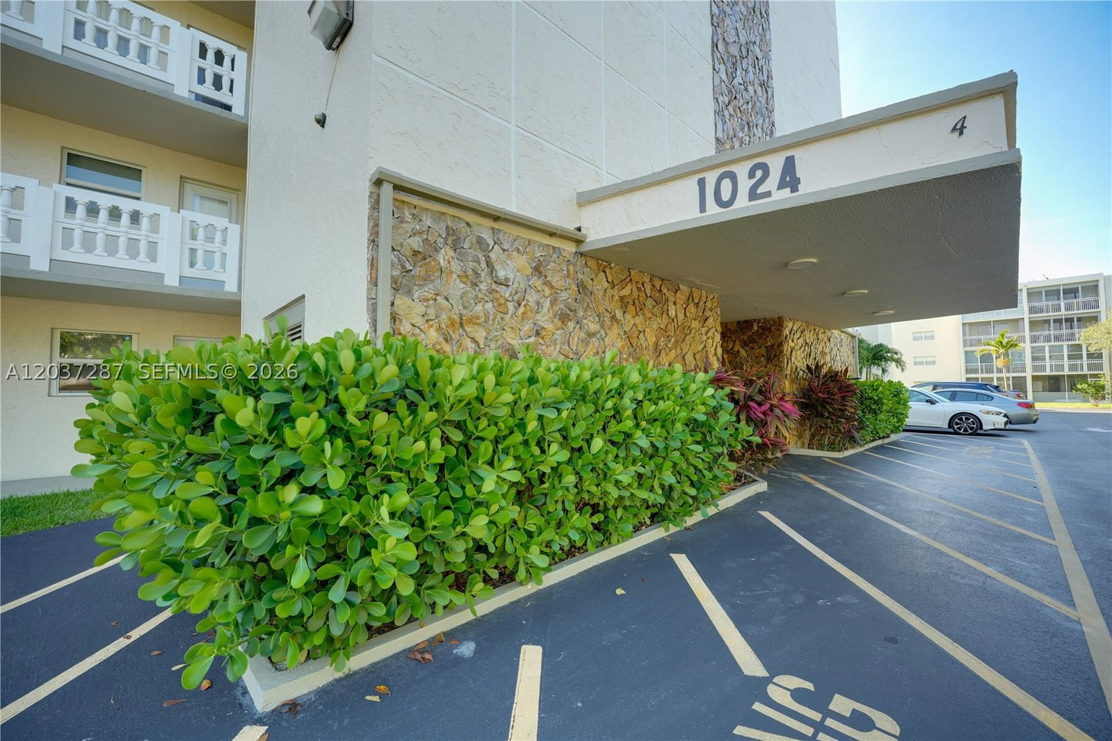 Real estate property located at 1024 3rd Ave #102, Broward, Meadowbrook Lakes Condo, Dania Beach, FL