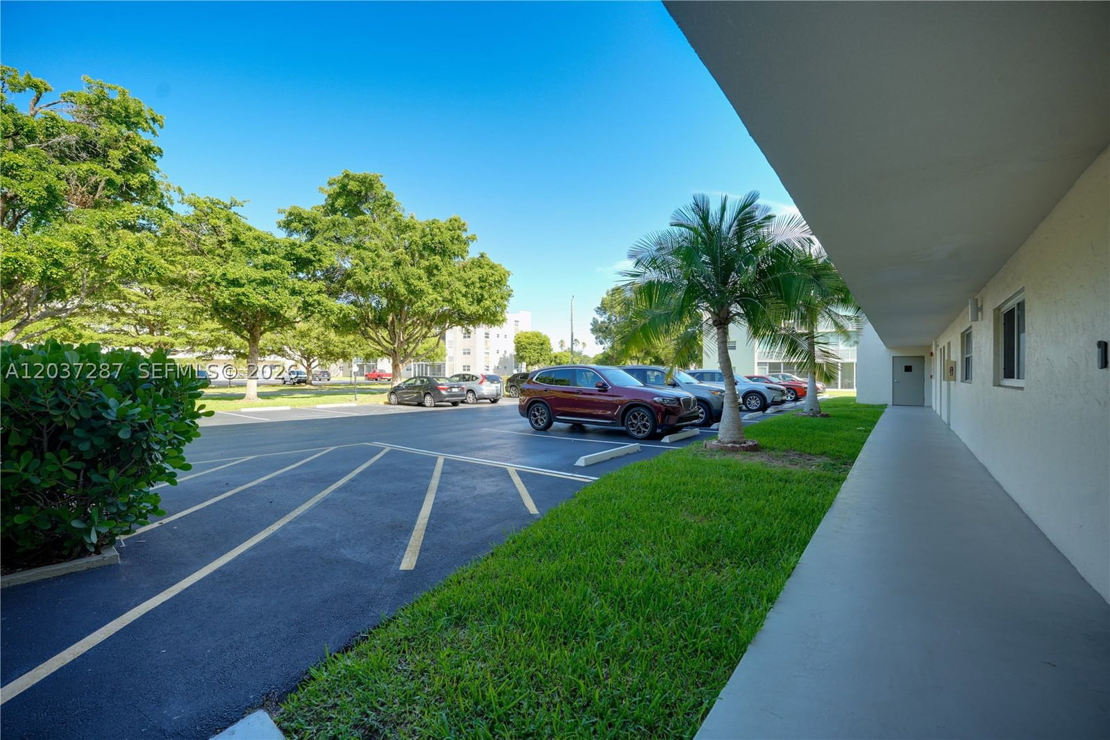 Real estate property located at 1024 3rd Ave #102, Broward, Meadowbrook Lakes Condo, Dania Beach, FL