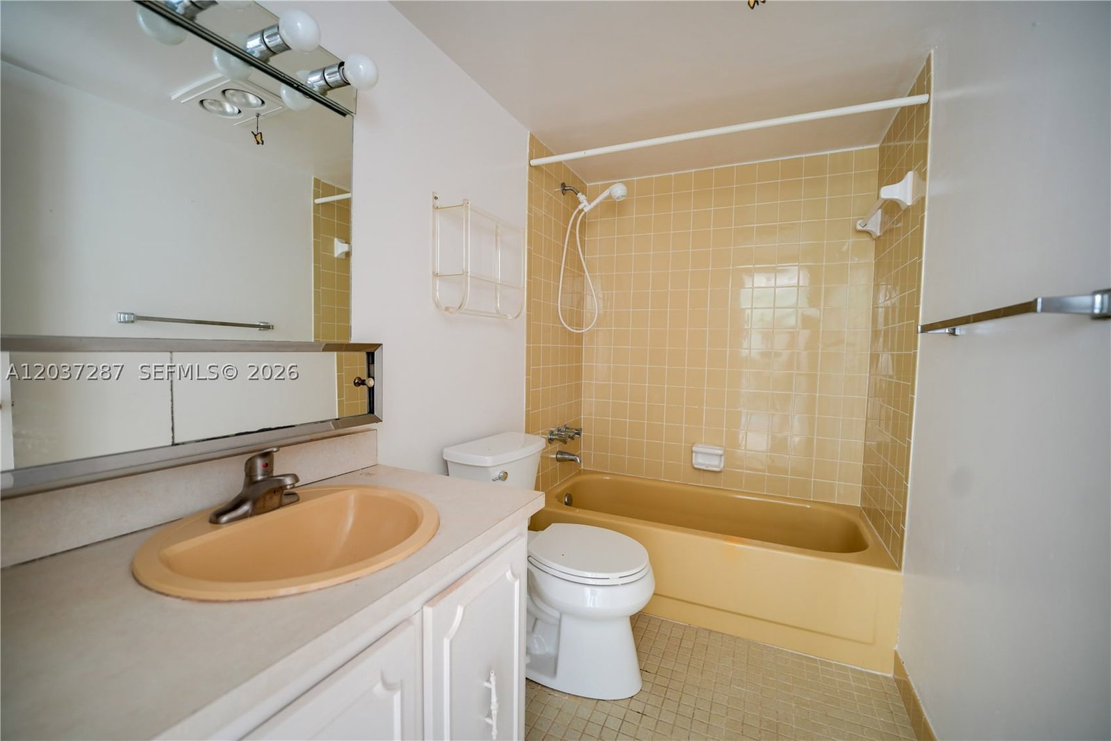 Real estate property located at 1024 3rd Ave #102, Broward, Meadowbrook Lakes Condo, Dania Beach, FL