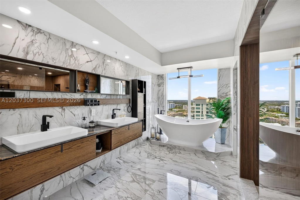 Real estate property located at 3370 Hidden Bay Dr #UPH3715, Miami-dade, 100 Hidden Bay Condo, Aventura, FL