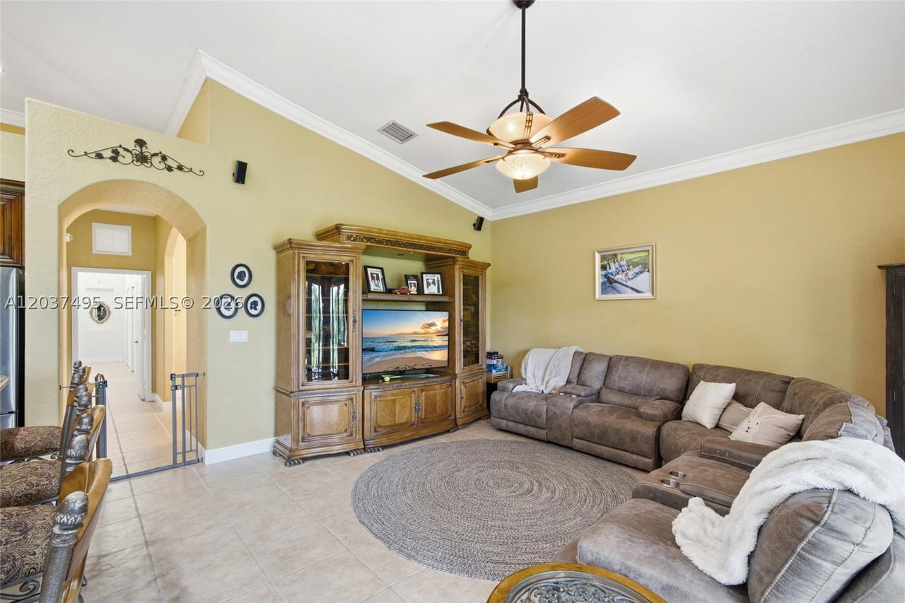 Real estate property located at 16933 215th Ter, Miami-dade, South Kendall Estates, Miami, FL