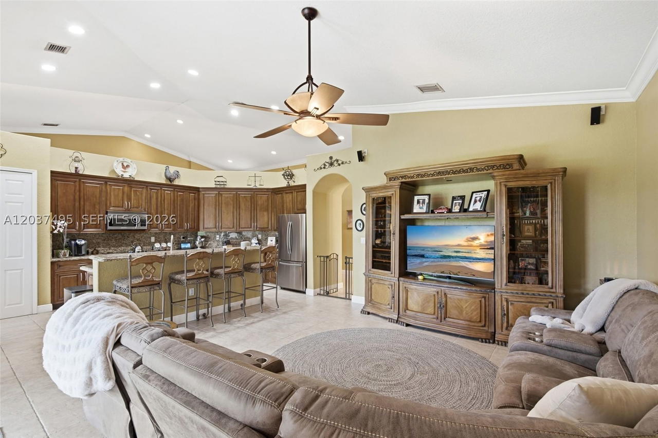 Real estate property located at 16933 215th Ter, Miami-dade, South Kendall Estates, Miami, FL