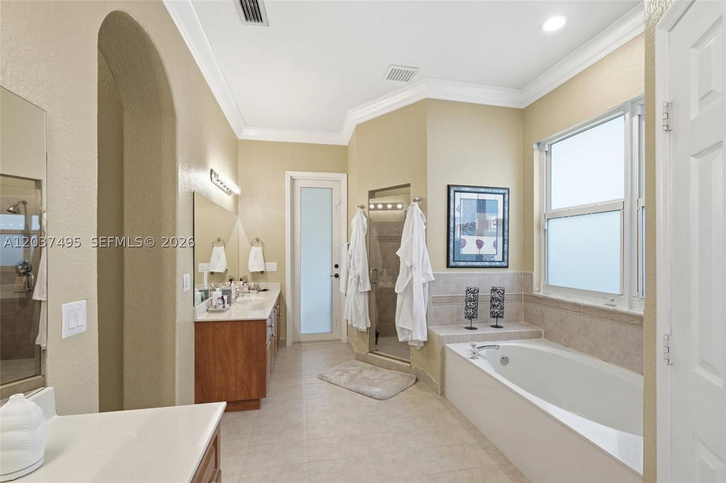 Real estate property located at 16933 215th Ter, Miami-dade, South Kendall Estates, Miami, FL