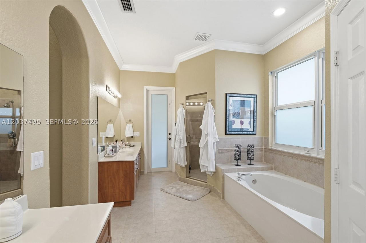 Real estate property located at 16933 215th Ter, Miami-dade, South Kendall Estates, Miami, FL