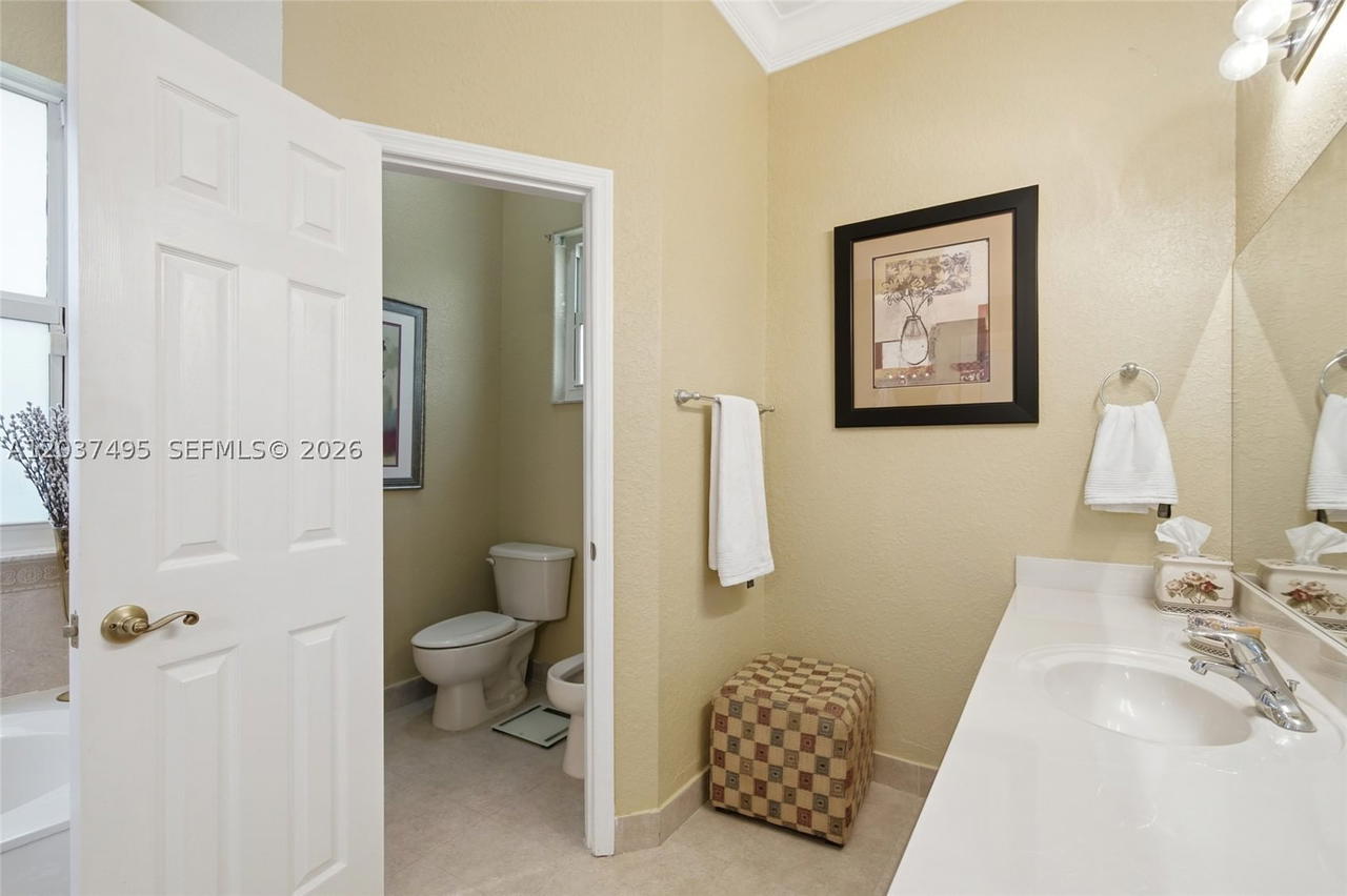 Real estate property located at 16933 215th Ter, Miami-dade, South Kendall Estates, Miami, FL