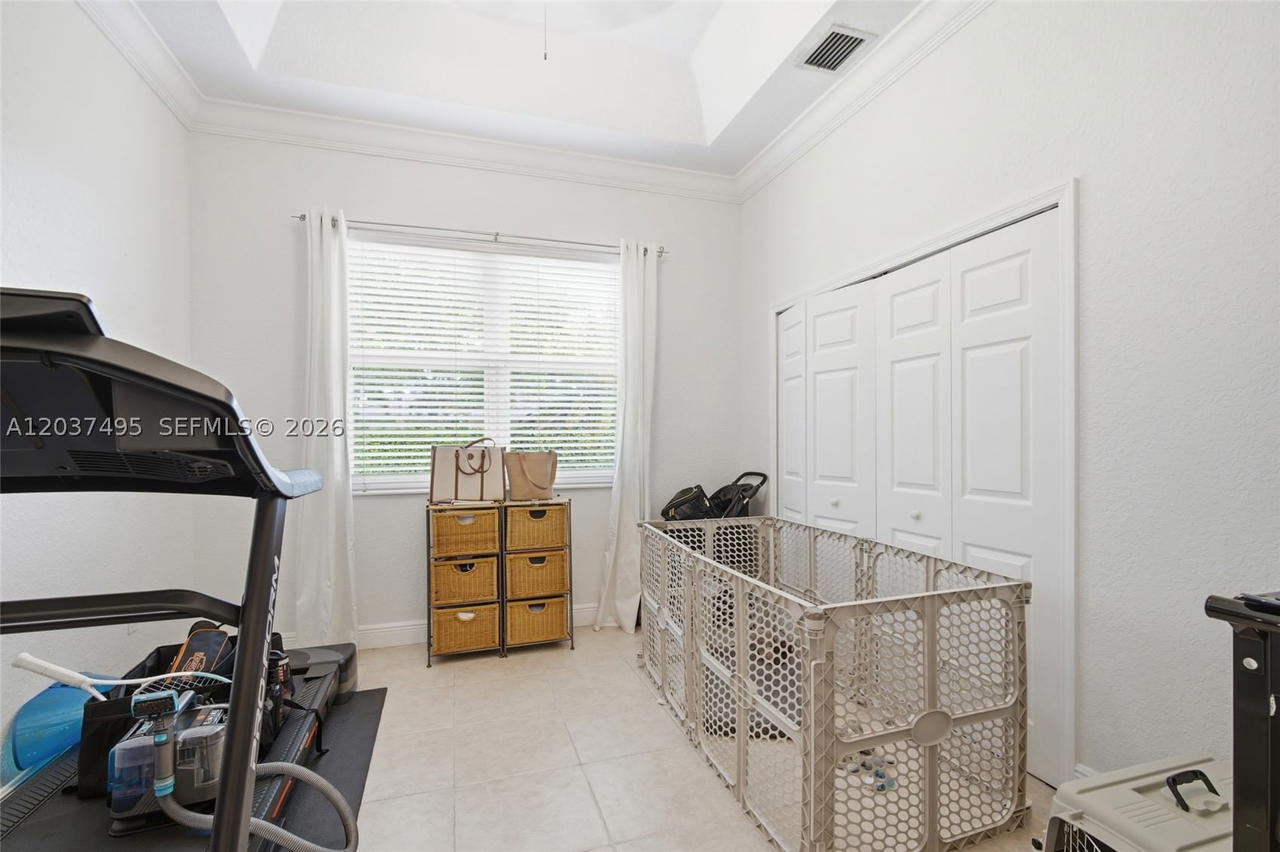 Real estate property located at 16933 215th Ter, Miami-dade, South Kendall Estates, Miami, FL