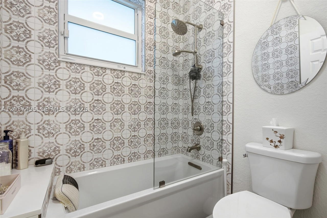 Real estate property located at 16933 215th Ter, Miami-dade, South Kendall Estates, Miami, FL