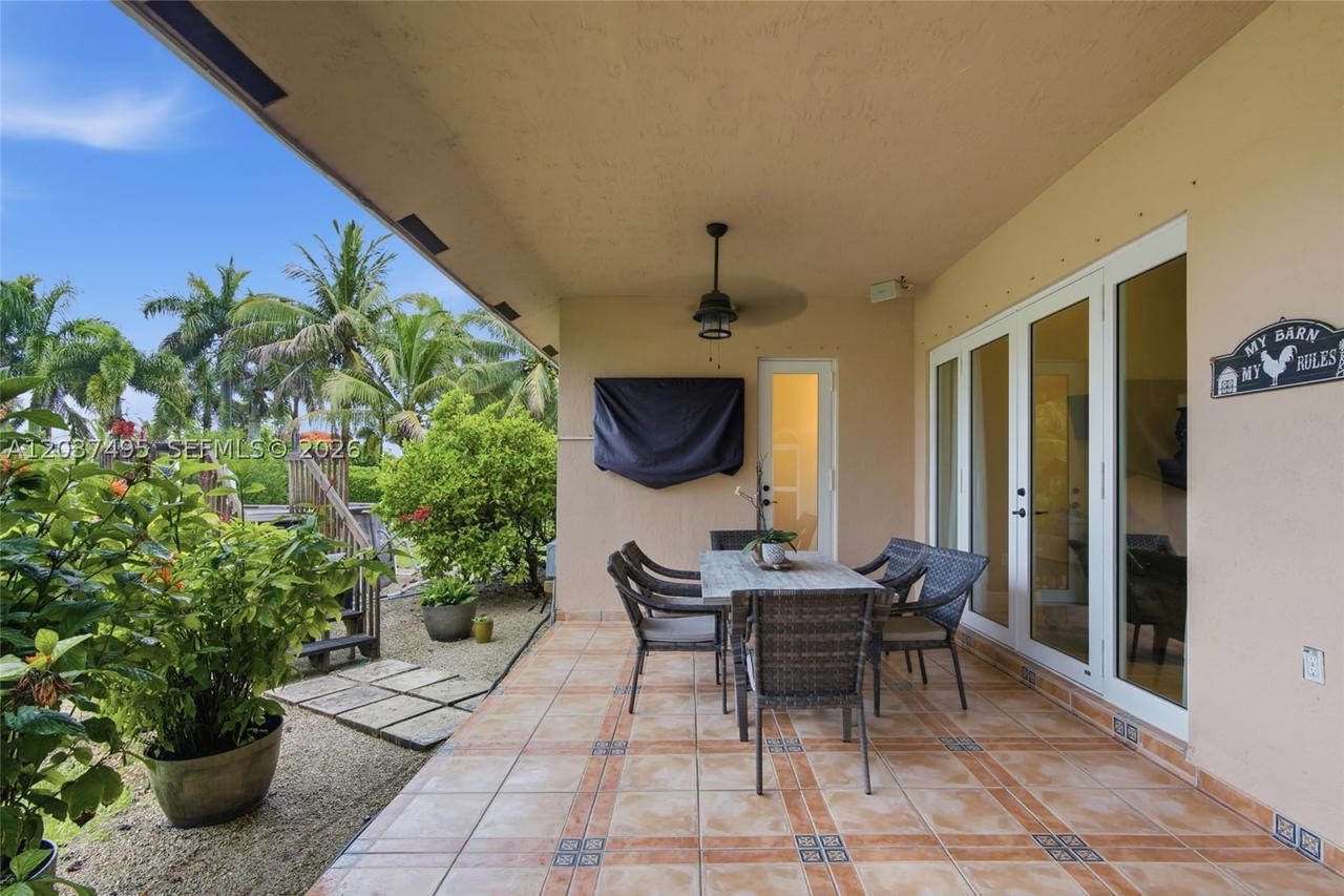Real estate property located at 16933 215th Ter, Miami-dade, South Kendall Estates, Miami, FL