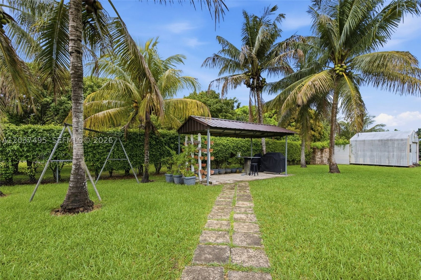Real estate property located at 16933 215th Ter, Miami-dade, South Kendall Estates, Miami, FL