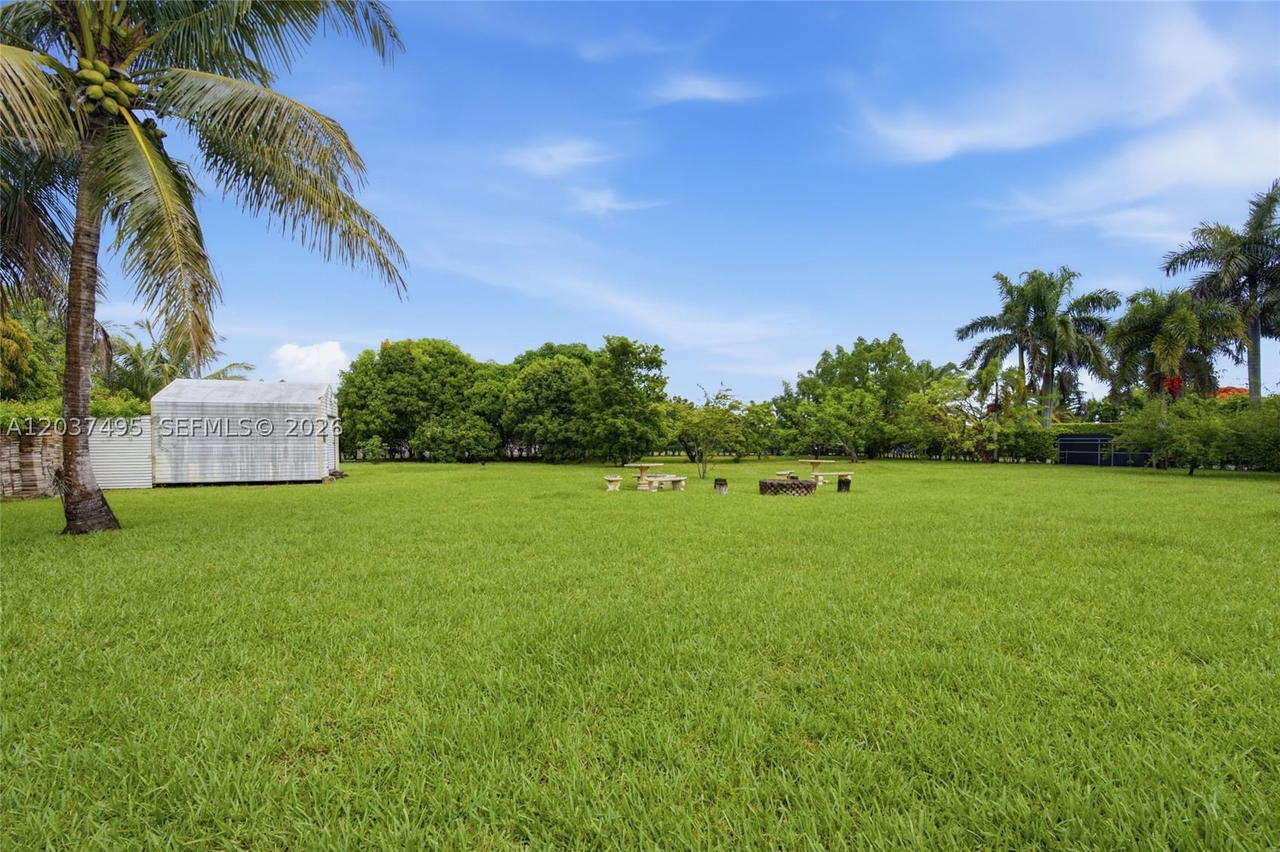 Real estate property located at 16933 215th Ter, Miami-dade, South Kendall Estates, Miami, FL