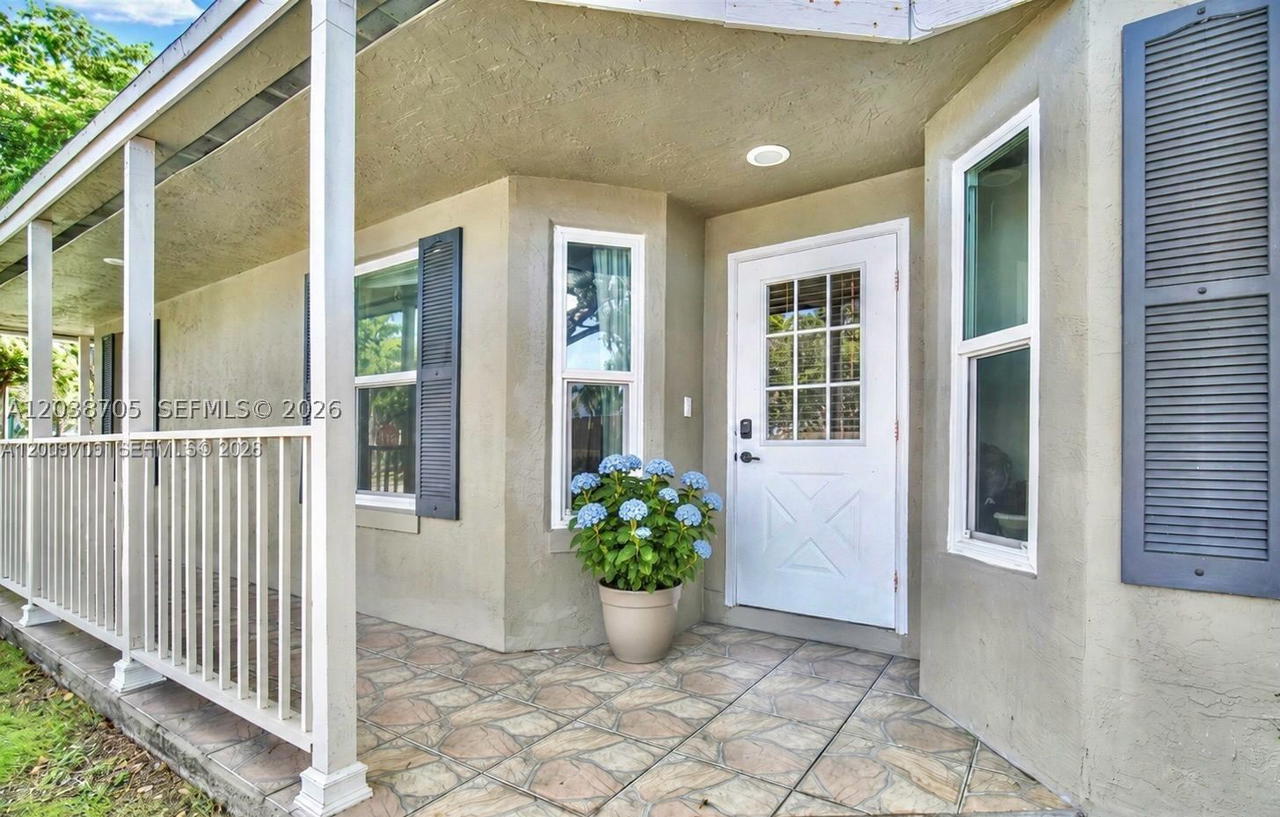 Real estate property located at 10003 223rd Ter, Miami-dade, Lakes By The Bay Sec 6, Cutler Bay, FL