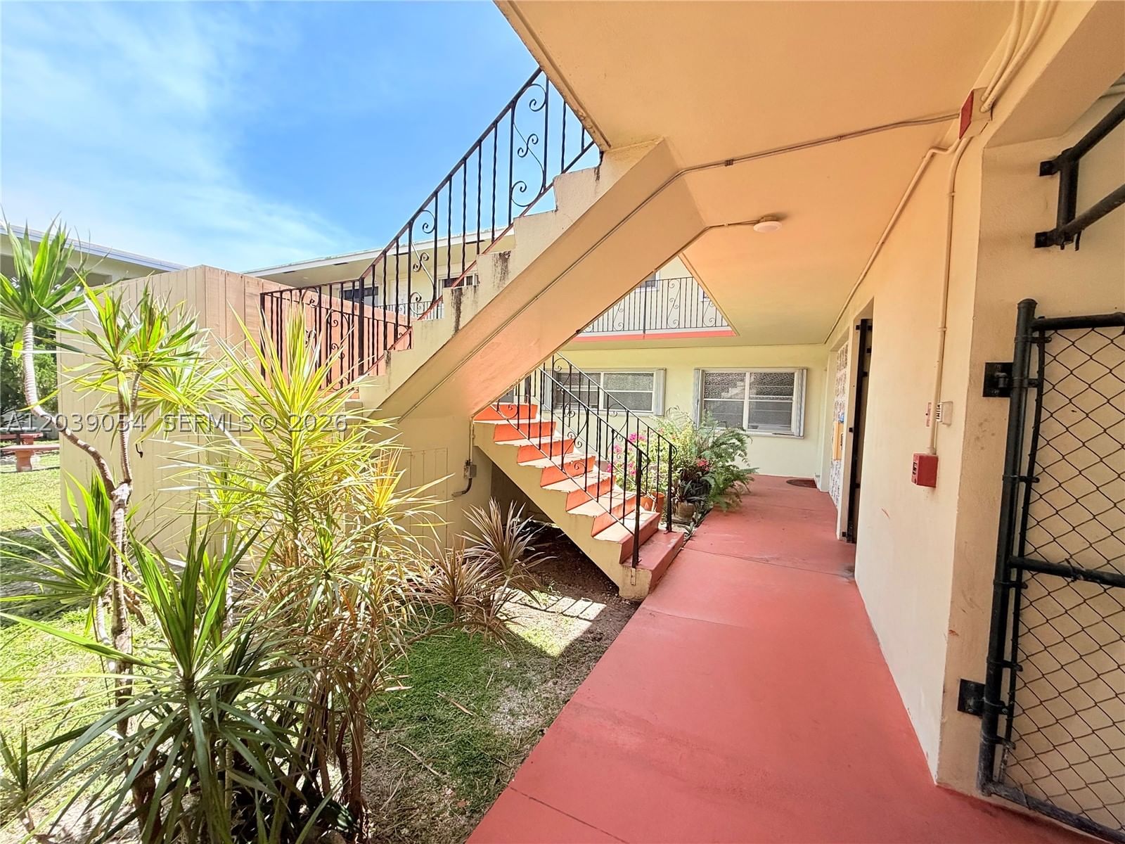 Real estate property located at 1722 Mayo St #105, Broward, Royal Terrace Condominium, Hollywood, FL