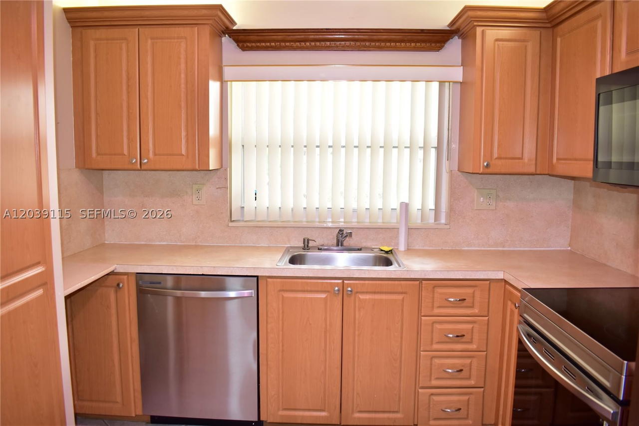 Real estate property located at 9300 Sunrise Lakes Blvd #208, Broward, Sunrise Lakes 93 Condo, Sunrise, FL