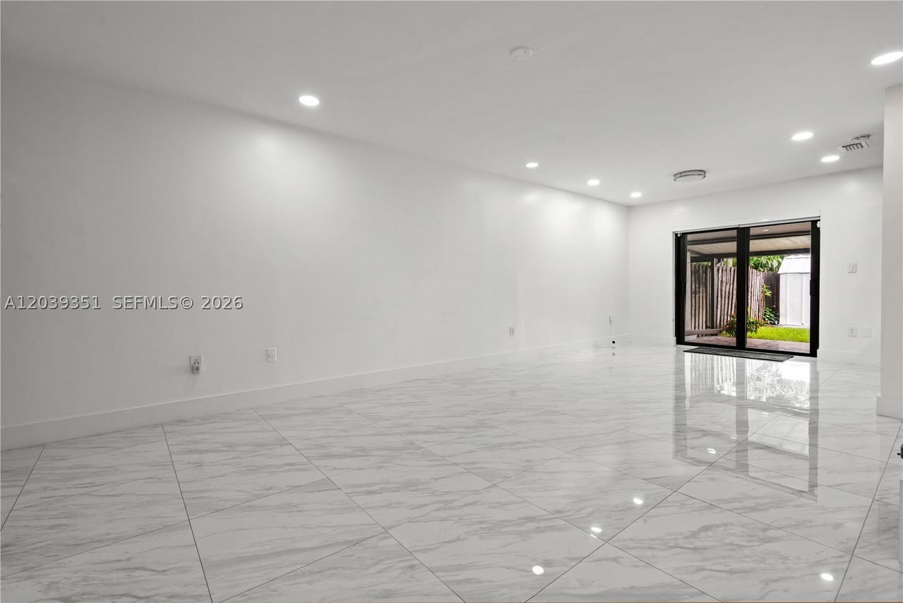Real estate property located at 13522 62nd St H-W, Miami-dade, Arborgate Kendall Lk E Co, Miami, FL