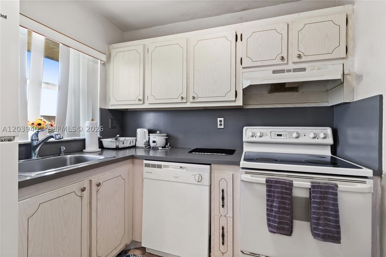 Real estate property located at 9281 Sunrise Lakes Blvd #308, Broward, Sunrise Lakes 96 Condo, Sunrise, FL