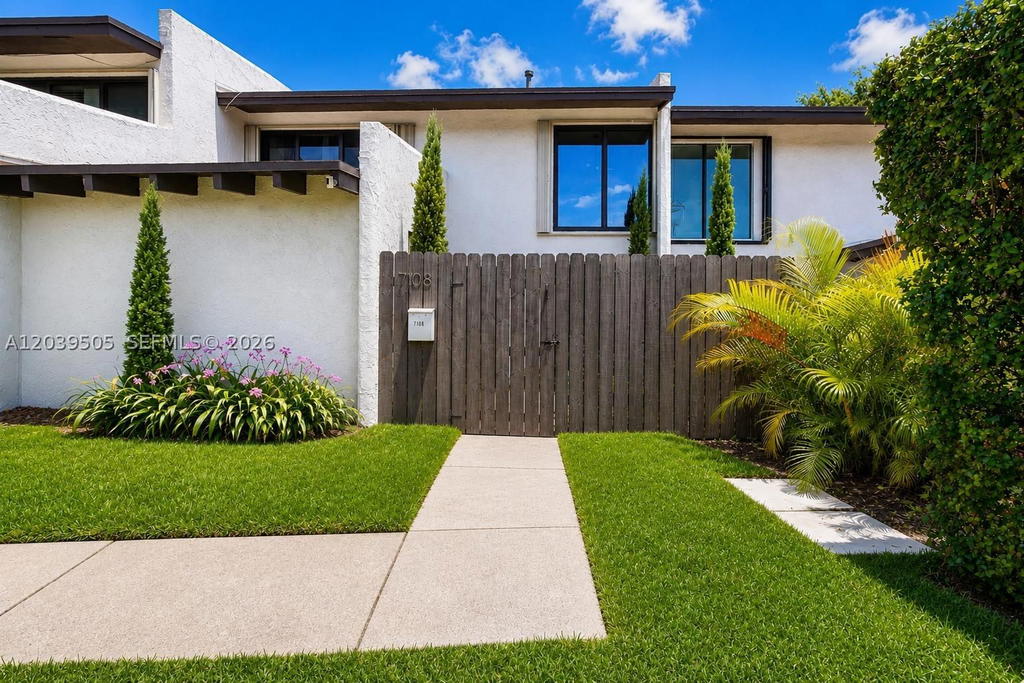 Real estate property located at 7108 112th Pl, Miami-dade, Snapper Creek Townhouses, Miami, FL