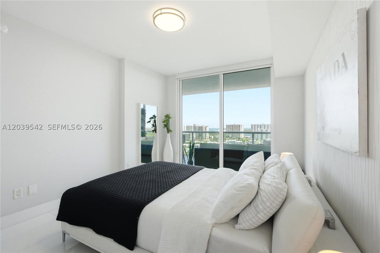 Real estate property located at 400 Sunny Isles Blvd #1817, Miami-dade, 400 Sunny Isles Condo Eas, Sunny Isles Beach, FL