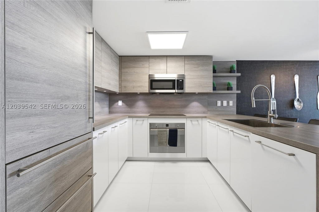 Real estate property located at 400 Sunny Isles Blvd #1817, Miami-dade, 400 Sunny Isles Condo Eas, Sunny Isles Beach, FL