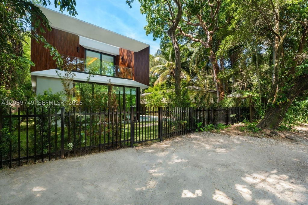 Real estate property located at 3579 Avocado Ave, Miami-dade, Coco Gve Pk 2 Amd, Miami, FL