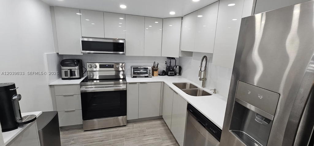 Real estate property located at 17600 Bay Rd N906, Miami-dade, Fairview House Condo, Sunny Isles Beach, FL