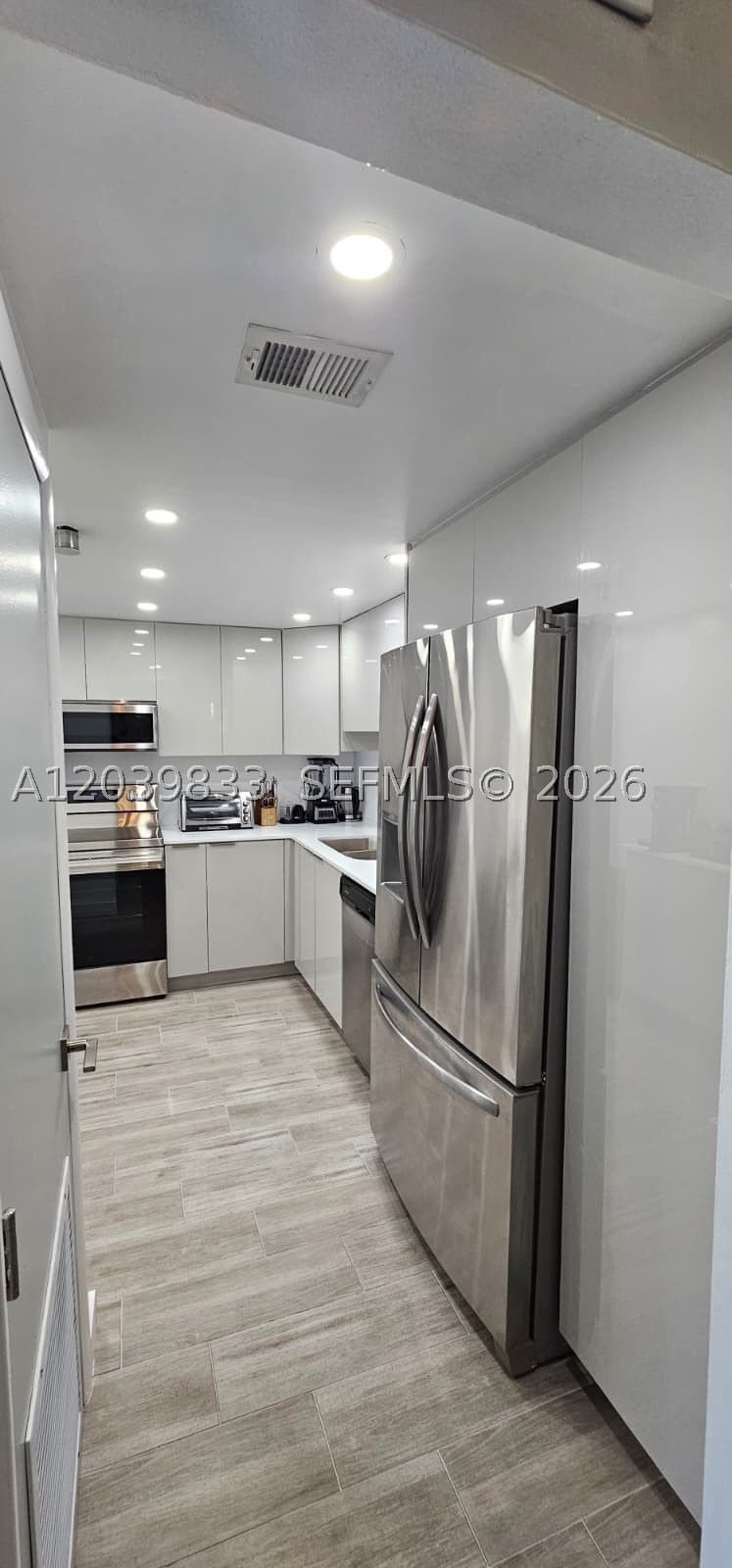 Real estate property located at 17600 Bay Rd N906, Miami-dade, Fairview House Condo, Sunny Isles Beach, FL