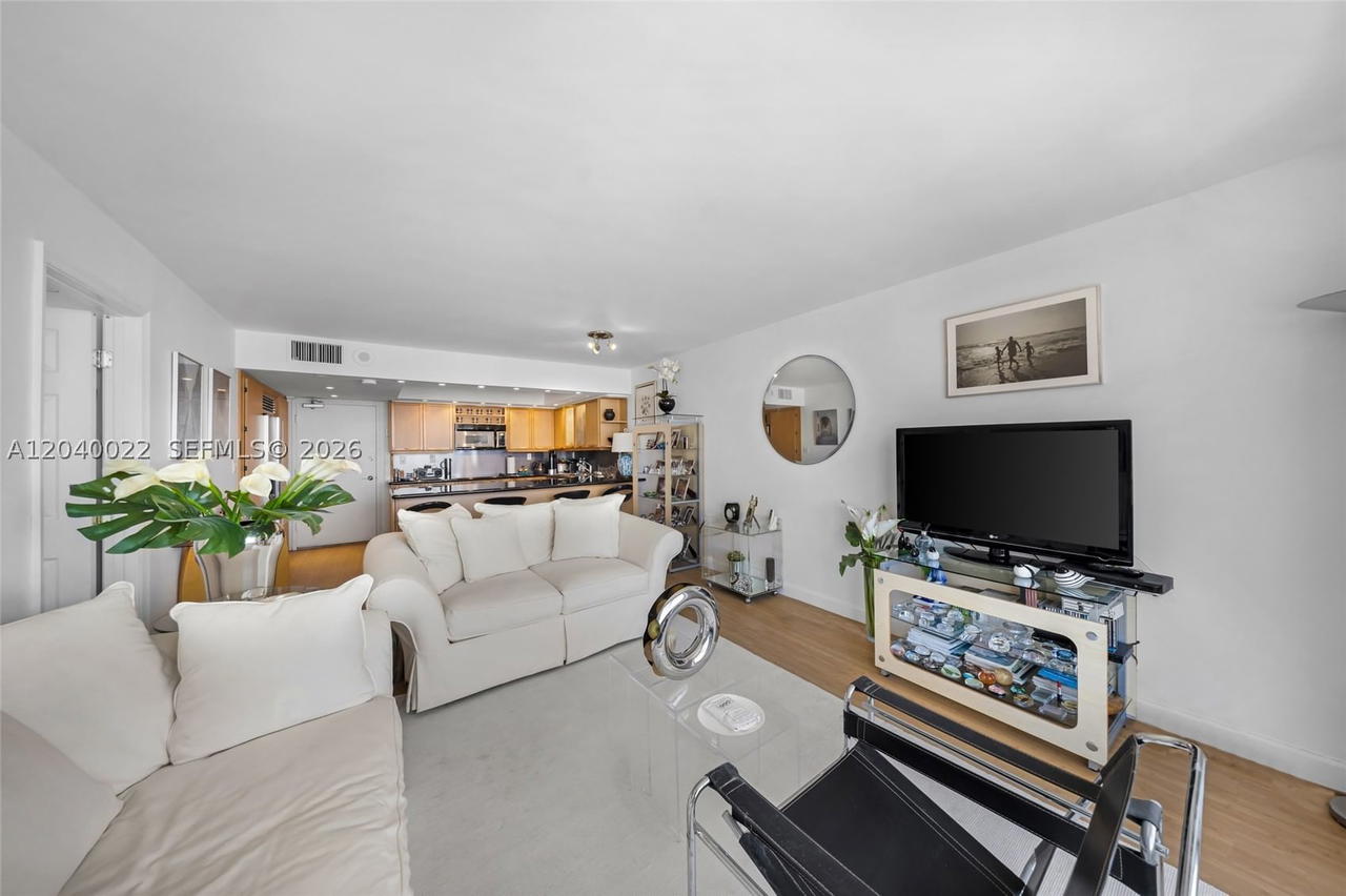 Real estate property located at 465 Ocean Dr #1009, Miami-dade, Royal Atlantic Condo, Miami Beach, FL