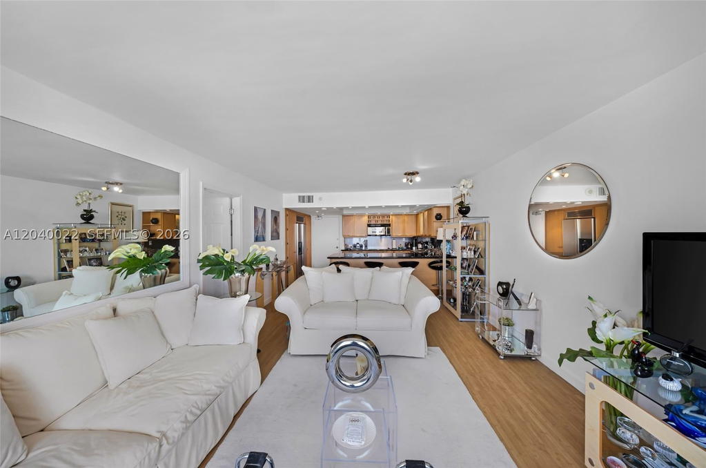 Real estate property located at 465 Ocean Dr #1009, Miami-dade, Royal Atlantic Condo, Miami Beach, FL