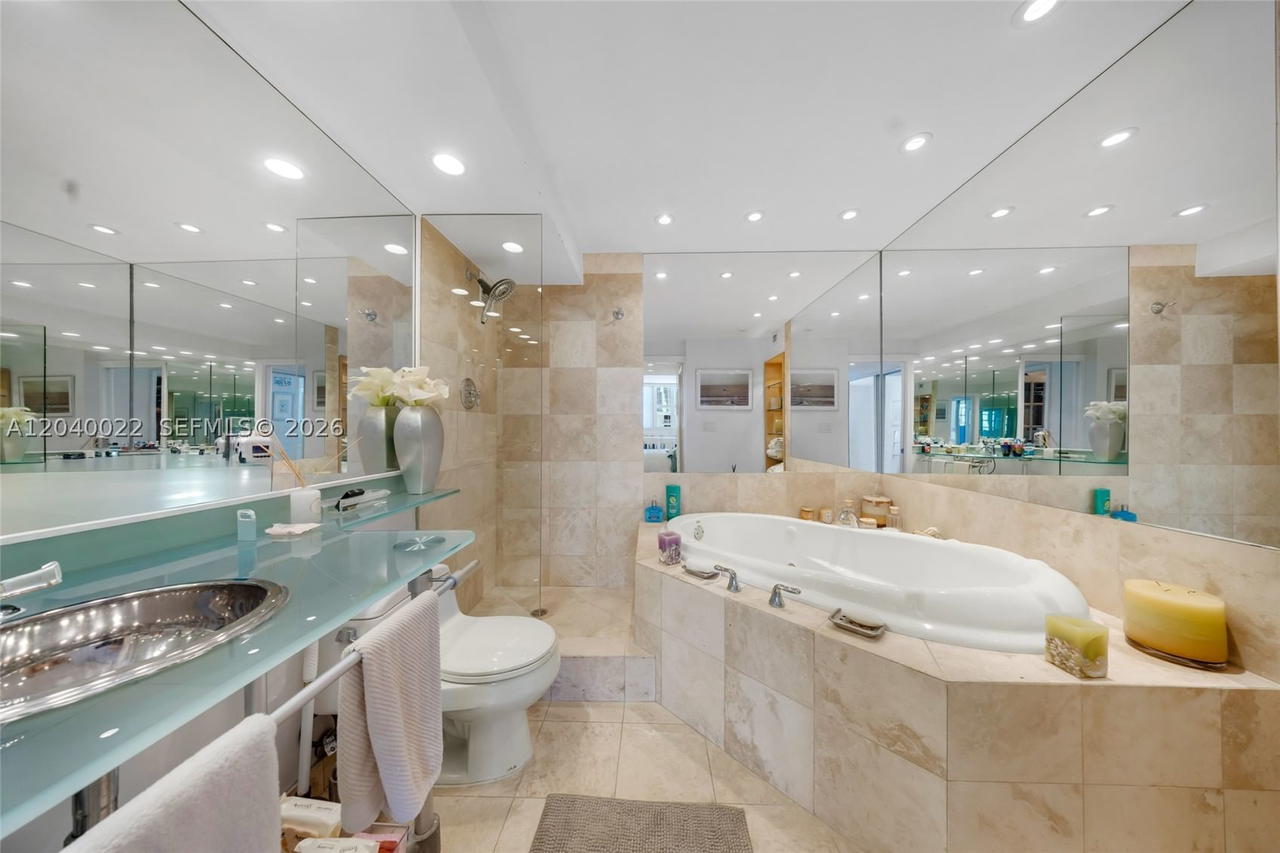 Real estate property located at 465 Ocean Dr #1009, Miami-dade, Royal Atlantic Condo, Miami Beach, FL