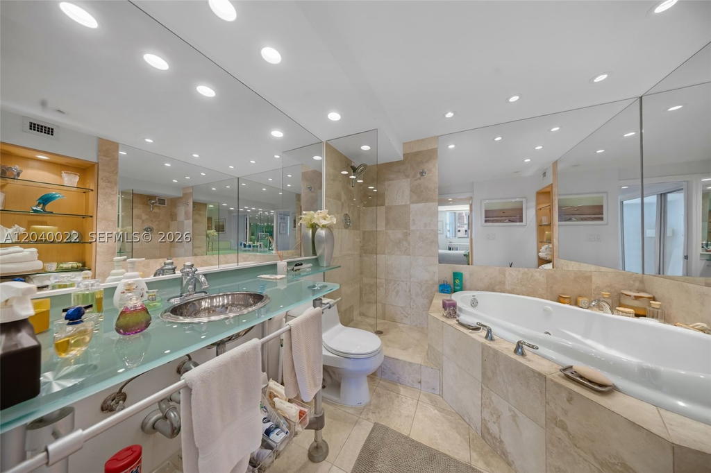 Real estate property located at 465 Ocean Dr #1009, Miami-dade, Royal Atlantic Condo, Miami Beach, FL