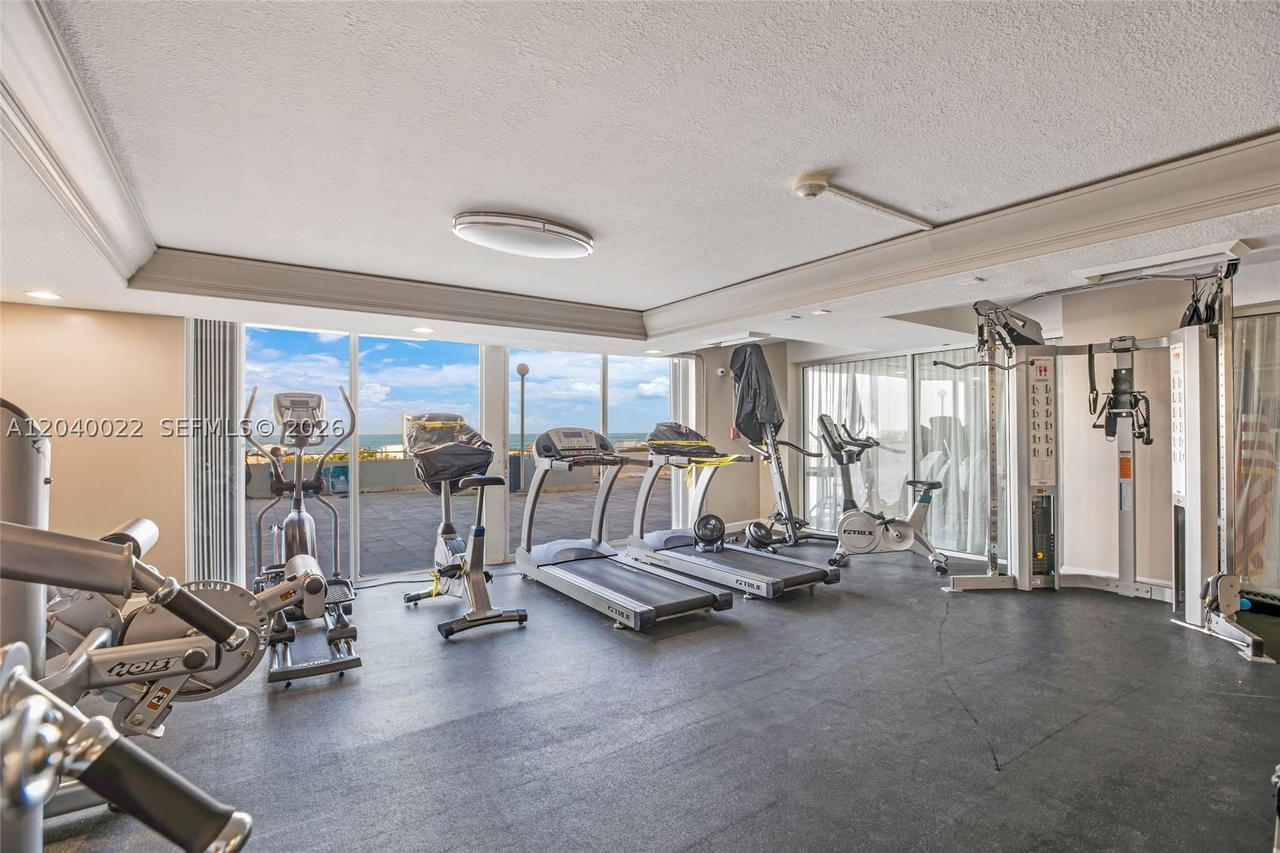 Real estate property located at 465 Ocean Dr #1009, Miami-dade, Royal Atlantic Condo, Miami Beach, FL
