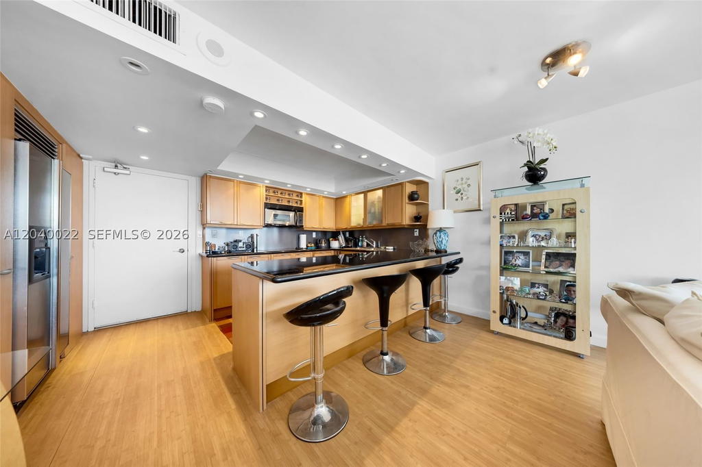 Real estate property located at 465 Ocean Dr #1009, Miami-dade, Royal Atlantic Condo, Miami Beach, FL