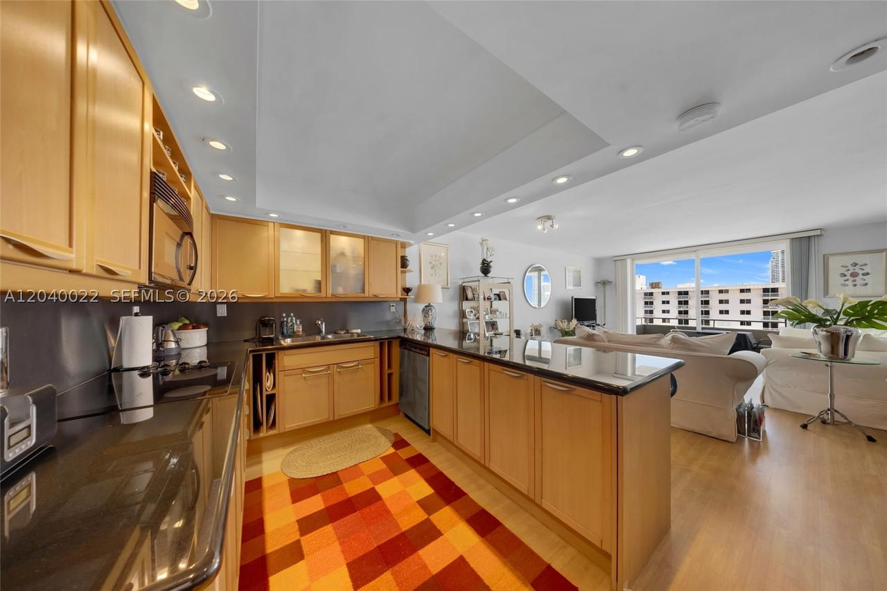 Real estate property located at 465 Ocean Dr #1009, Miami-dade, Royal Atlantic Condo, Miami Beach, FL