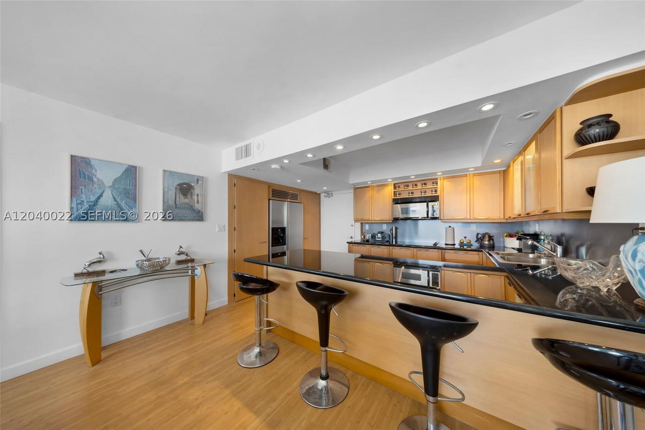 Real estate property located at 465 Ocean Dr #1009, Miami-dade, Royal Atlantic Condo, Miami Beach, FL